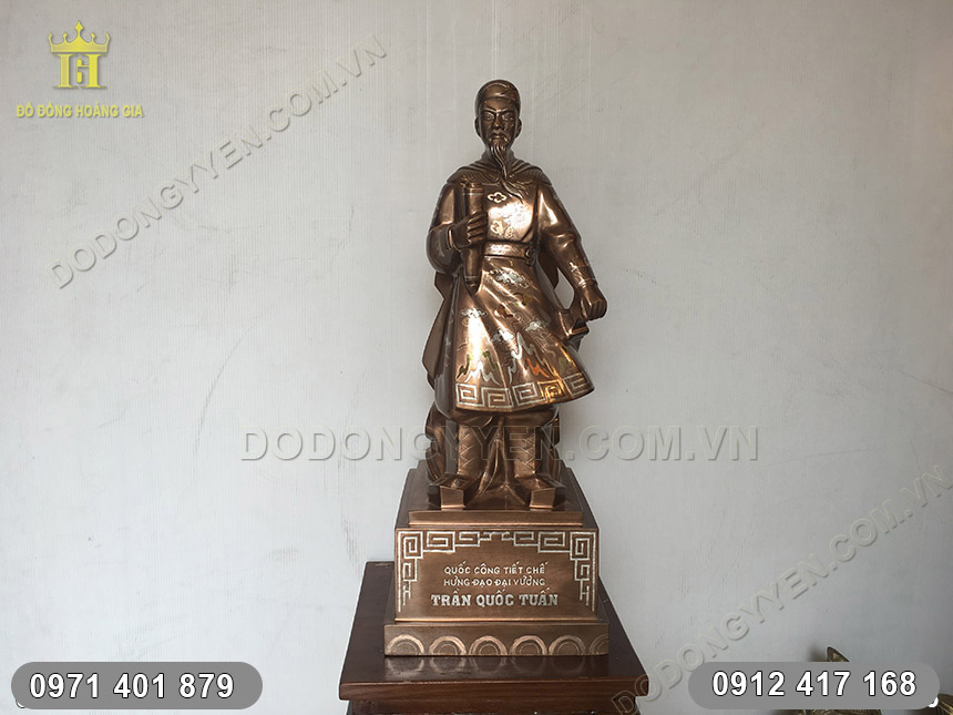tượng trần hưng đạo qu&eacute;t m&agrave;u